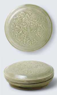 NORTHERN SONG DYNASTY (960-1127) A RARE YUEYAO CARVED CELADON-GLAZED BOX AND COVER